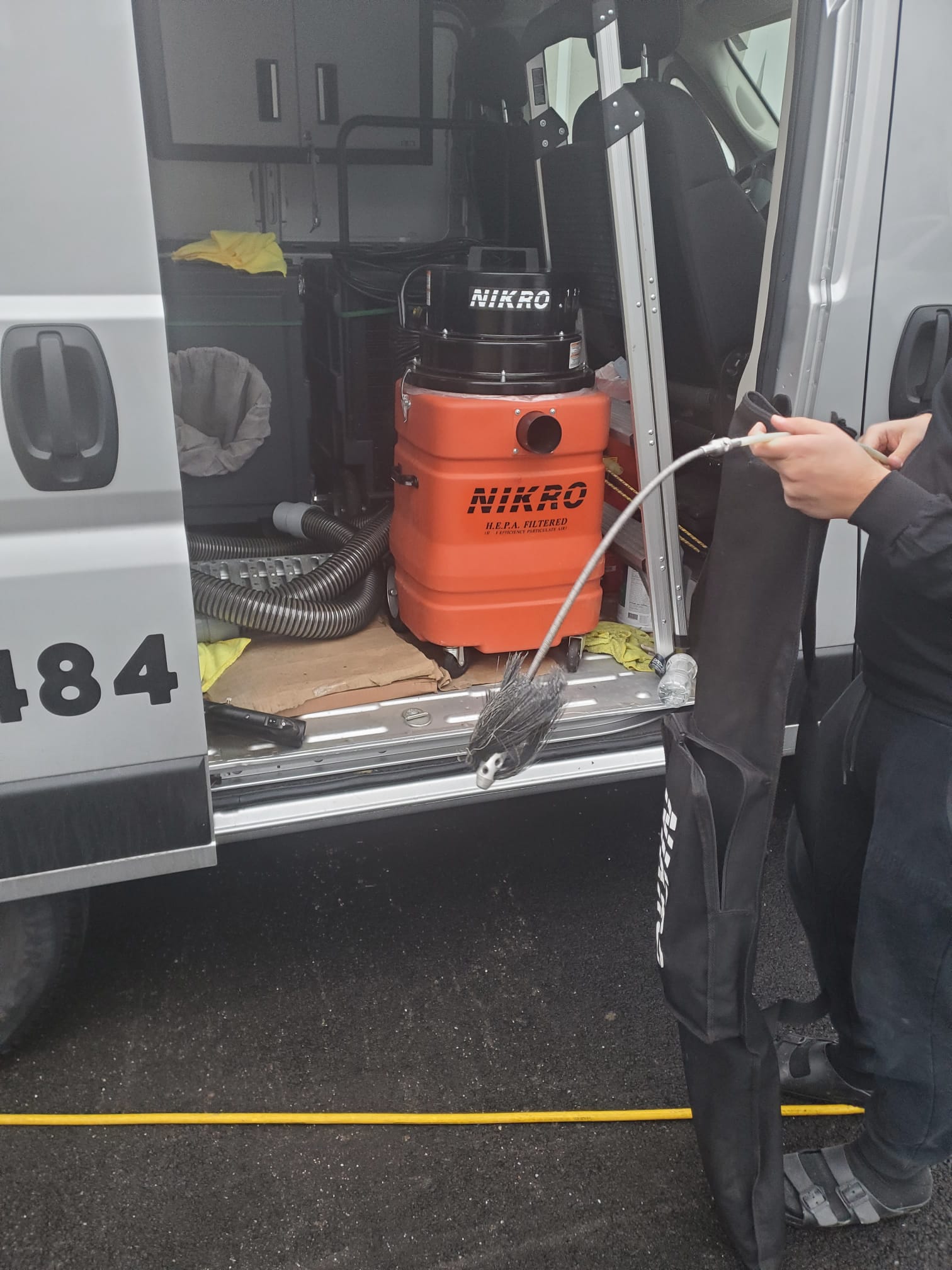 Bee cleaning technician is cleaning air ducts and equipment (2)